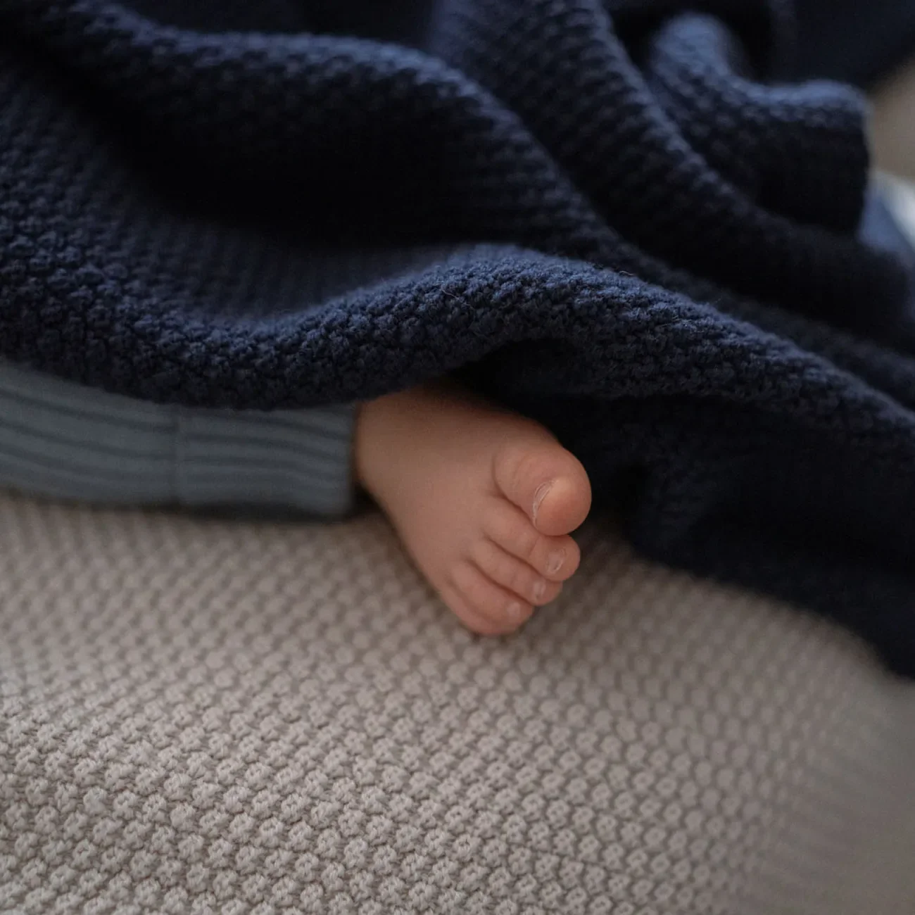 THE WOOLLY BLANKET - midnight blue - Image 3