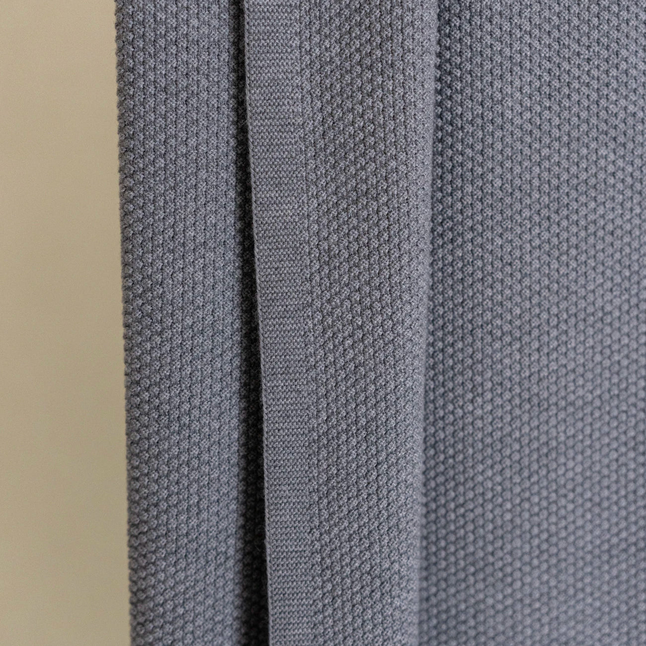 THE WOOLLY FAMILY BLANKET - cloud grey - Image 10