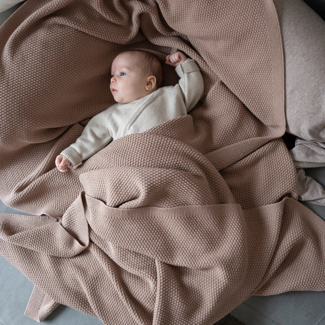 THE WOOLLY FAMILY BLANKET - cloud grey - Image 3