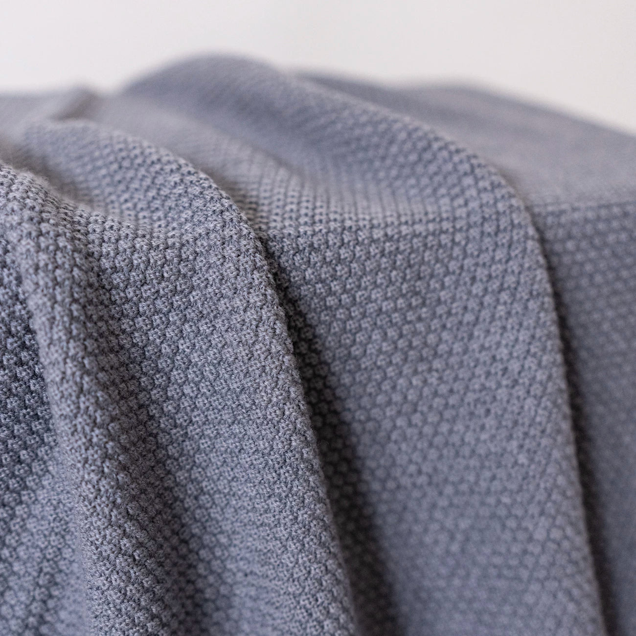 THE WOOLLY FAMILY BLANKET - cloud grey - Image 5