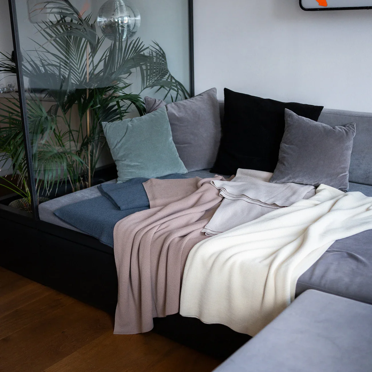 THE WOOLLY FAMILY BLANKET - graphite grey - Image 11